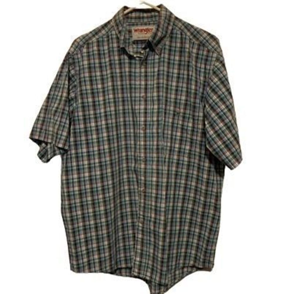 Wrangler Rugged Wear Size Large Plaid Short Sleeved Button Shirt